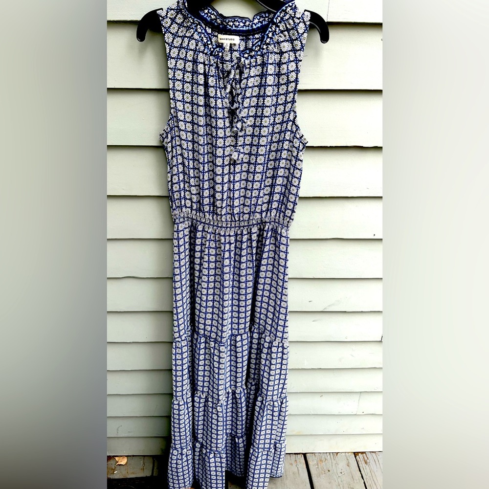 Max studio size small maxi dress with white blue floral details, great condition